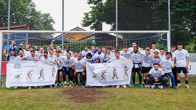 Meister des Kreisliga Würzburg 2: Die zweite Mannschaft des Würzburger FV feiert nach einem 5:0-Heimsieg über den FSV Esselbach-Steinmark die Meisterschaft.