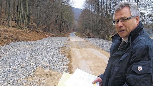 Provisorisch abgedichtet: FWM-Geschäftsführer Walter Höfling betrachtet den Leitungsschaden am Radweg Erlach &ndash; Zimmern.