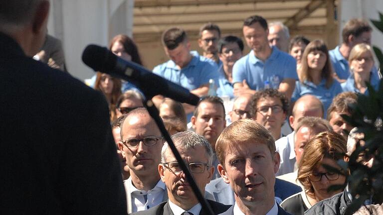 In Blau und in Zwirn: Die Okaluxer in blauen T-Shirts und Gäste. In Blau und in Zwirn: Die Okaluxer in blauen T-Shirts und Gäste.