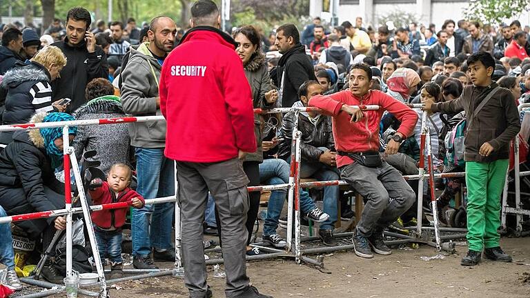 Flüchtlinge in Berlin       -  Warten auf den Asylantrag: Jeden Tag stehen Hunderte Flüchtlinge vor dem Landesamt für Gesundheit und Soziales in Berlin, um sich registrieren zu lassen.