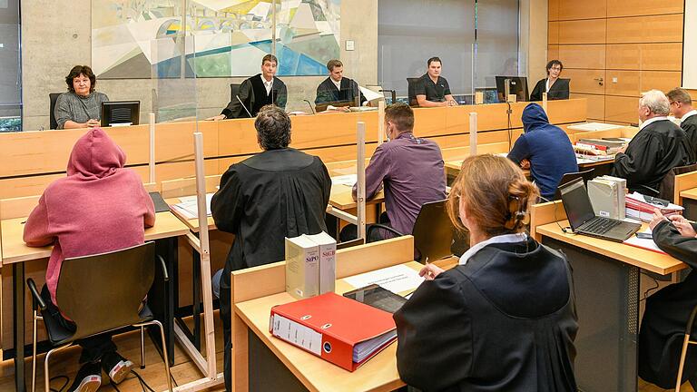 Im September wird der Prozess gegen vier junge Männer fortgesetzt. Im September wird der Prozess gegen vier junge Männer fortgesetzt.