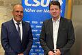 Das Bild zeigt den Staatsekretär im Bayerischen Staatsministerium des Inneren, für Sport und Integration, Sandro Kirchner (rechts), sowie den neu gewählten Bezirksvorstand des Arbeitskreises Polizei und innere Sicherheit Unterfranken, Christian Schulz.
