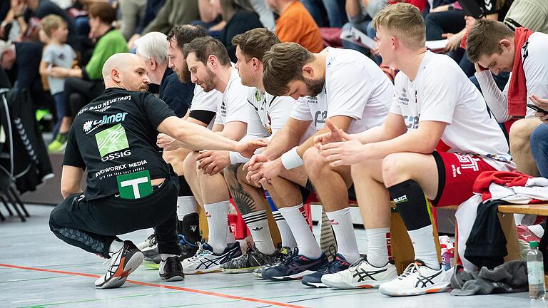 Frust und Enttäuschung: Der HSC Bad Neustadt (links Trainer Florian Hauck) ist aus der Handball-Bayernliga abgestiegen.