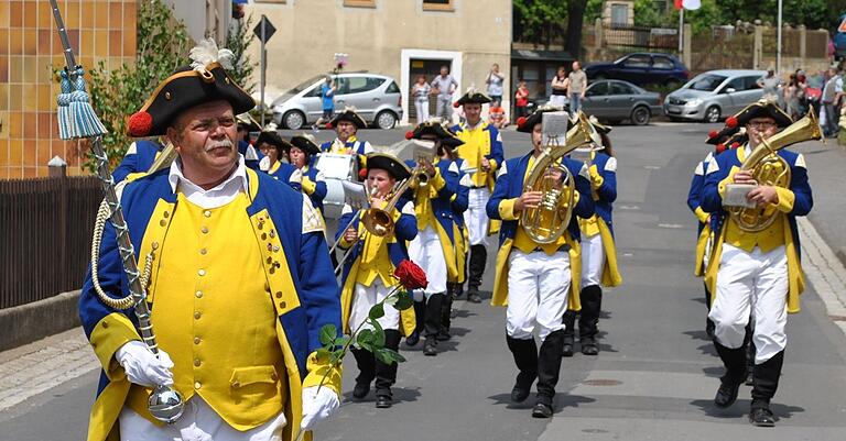Schmuck sehen sie aus die Sulzfelder Musikanten in ihrer historischen Uniform nach dem Würzburger Regiment 'Varel'. Damit sind sie heute bei Festzügen und Auftritten immer noch ein Blickfang. Schmuck sehen sie aus die Sulzfelder Musikanten in ihrer historischen Uniform nach dem Würzburger Regiment 'Varel'. Damit sind sie heute bei Festzügen und Auftritten immer noch ein Blickfang.