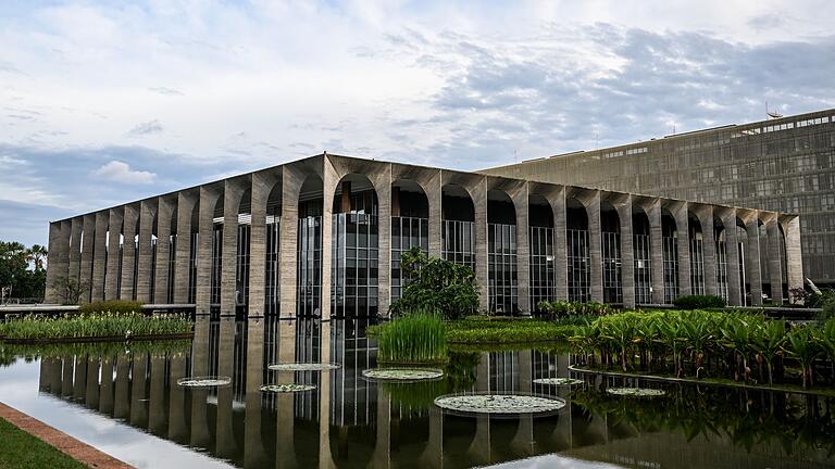 200 Jahre deutsche Einwanderung in Brasilien - Das Gebäude des Außenministeriums in Brasilia von dem deutschstämmigen Architekten Oscar Niemeyer (1907-2012). 200 Jahre deutsche Einwanderung in Brasilien - Das Gebäude des Außenministeriums in Brasilia von dem deutschstämmigen Architekten Oscar Niemeyer (1907-2012).