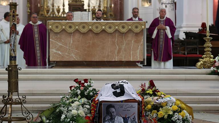 Beerdigung des italienischen Fußballstars Schillaci - In der Kathedrale von Palermo liegt der Sarg von Toto Schillaci vor dem Altar. Beerdigung des italienischen Fußballstars Schillaci - In der Kathedrale von Palermo liegt der Sarg von Toto Schillaci vor dem Altar.