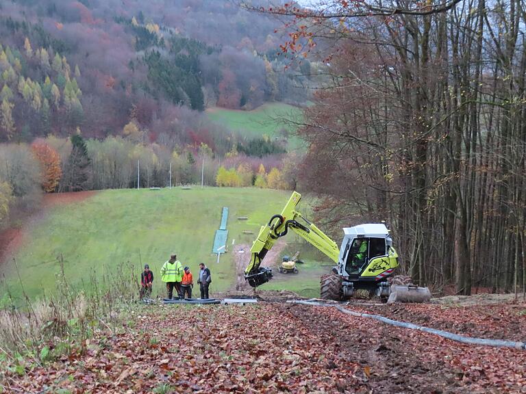 Die Arbeiten am Steilhang sind sehr mühsam und können nur mit sehr viel Handarbeit bewältigt werden. Die Aussicht ist dafür umso schöner!