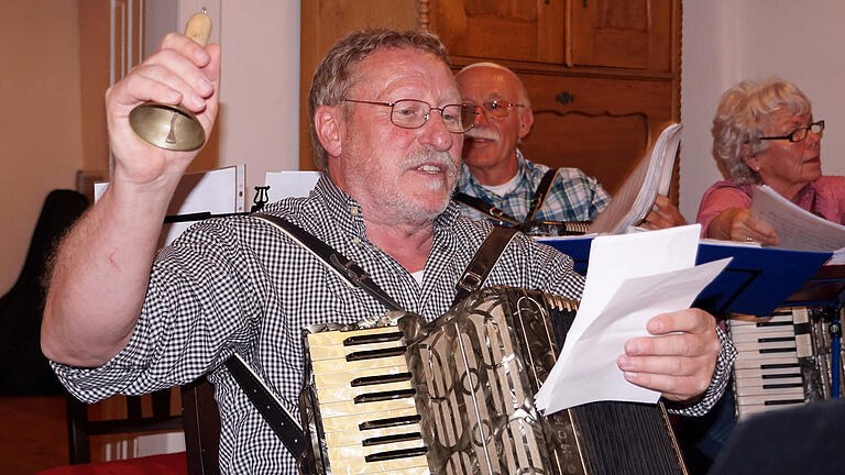 Josef Kaiser in seinem Element. Beim Rathaussingen im Historischen Rathaus in Rieden im März 2014.