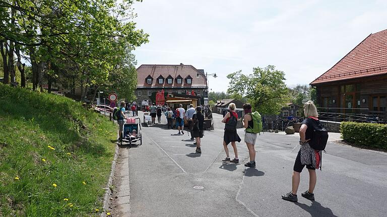 Seit Montag hat der Biergarten am Kreuzberg wieder offen. Beim Besuch gelten die üblichen Corona-Regularien.