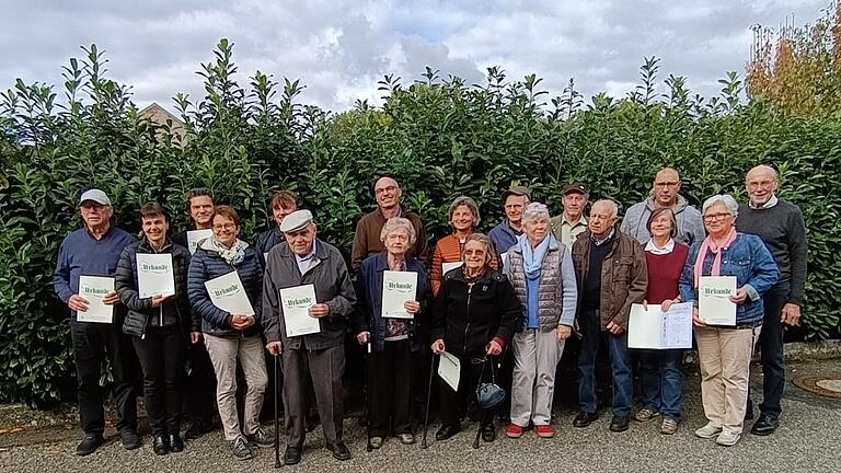 Gruppenfoto nach den Ehrungen: (hinten von links) Winfried Nöller, Alice Hofmann, Gerhard Hofmann, Doris Horner, Horst Krammel, Inge Frebert, Peter Dorsch, Rainer Schiffmeier, Stefan Seufert, Kreisvorsitzender Karl Wolf, (vorne von links) Heidi Baumann, Ludwig Seufert, Hedwig Seufert, Resi Schmuck, Gertrud Ziegler, Rainer Ziegler, Ursula Richter und Helga Rummey. Nicht auf dem Bild sind: Dieter Baumann, Dorsch Friedrich, Dieter Ehrbar, Franke Monika, Pranee und Walter Gaub, Laug Daniele, Laug Felix, Leicht-Holzapfel Christiane, Reinhilde und Willi Pfister, Edith und Erwin Röding, Andreas Scipio, Lotte Stampfer und Julia Stampfer.&nbsp;