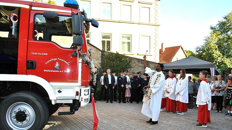 Pater Manohar spendete den offiziellen Segen für das neue Feuerwehrfahrzeug.