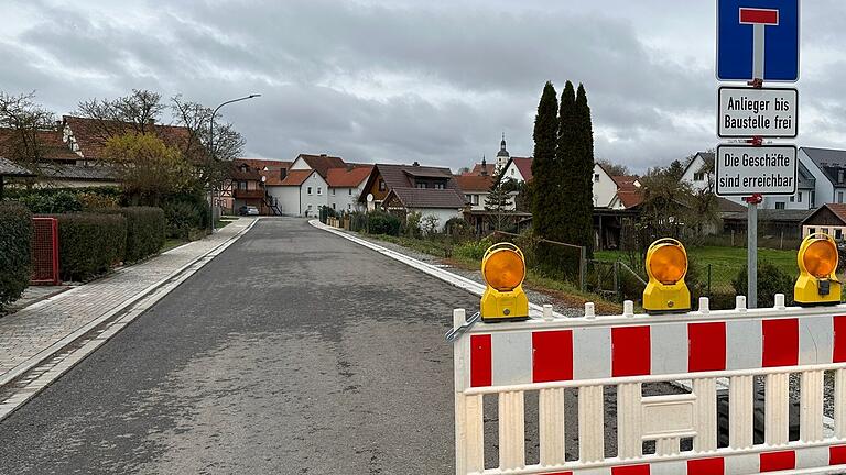 Die Bauarbeiten in der Gemeinde Aubstadt werden auch noch bis in das neue Jahr hinein andauern. Der Bürgermeister rechnet mit einer Fertigstellung Mitte 2024. Die Straße von Bad Königshofen kommend soll nun die Deckschicht erhalten.