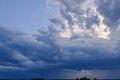 Gewitter ziehen über die Landschaft       -  Am Sonntag erwartet der Wetterdienst Temperaturen von bis zu 24 Grad. (Archivfoto)