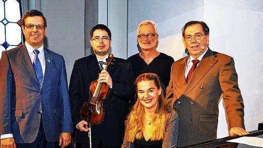 Unterhaltsam: Einen lehrreichen und unterhaltsamen Nachmittag erlebten am Sonntag die Gäste der Neujahrs-Soirée des Rotary-Clubs Kitzingen, in der Alten Synagoge. Mitwirkende waren der  Rotary Präsident und Kirchenmusikdirektor Reiner Gaar, die Musiker Miroslaw Bojadzijew (Violine), Michaela Schlotter (Klavier), Matthias Schmitt (Marimbaphon) und als Vortragender Kirchenmusikdirektor Christian Kabitz (von links).