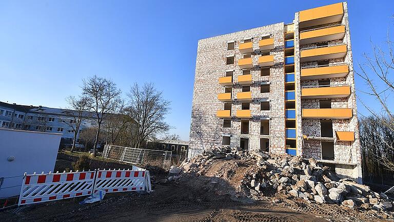 Nur die Hülle aus Beton ist vom ehemaligen Schwesternwohnheim an der Main-Klinik übrig geblieben. In den kommenden Wochen wird auch sie abgerissen.