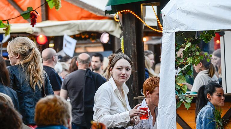 40 Weinlauben haben die Festwirte für das Weindorf aufgebaut.