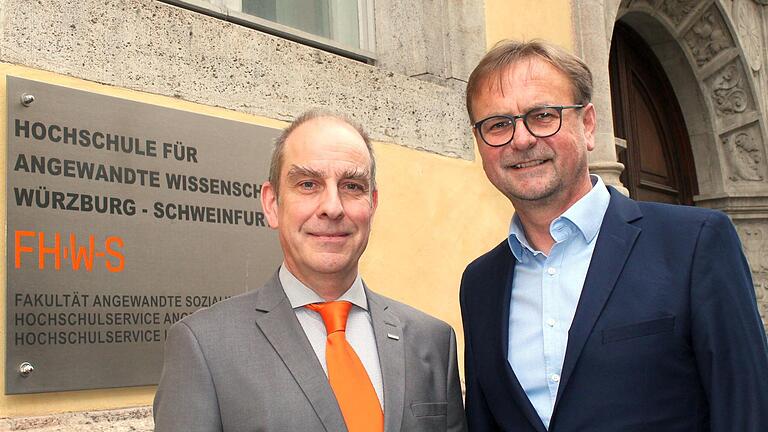 Stehen für den Wissenstransfer zwischen FHWS und Unternehmen: Roland Ulsamer (rechts) ist Leiter des Campus angewandte Forschung an der Hochschule für angewandte Wissenschaften Würzburg-Schweinfurt (FHWS), Jürgen Hartmann ist deren Vizepräsident.