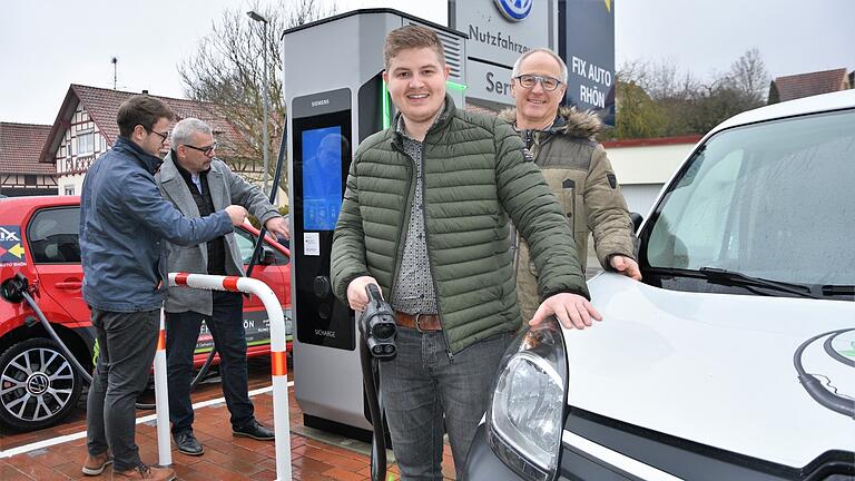 Die erste Schnellladesäule in Ostheim vor der Rhön, die ausschließlich mit Ökostrom betrieben wird, ist in Betrieb. Darüber freuen sich (von links): Janik Weigand (Autokaufhaus Rhön), Wolfgang Pfeiffer (Überlandwerk Rhön), Michael Börner (Überlandwerk Rhön/Bezirksstelle Streutal) und Armin Weigand (Geschäftsführer Autokaufhaus Rhön).