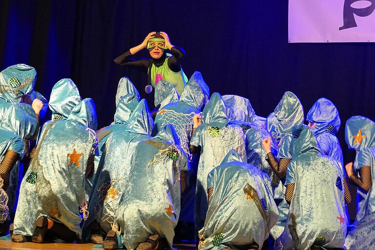 Den ersten Platz belegte die Showtanzgruppe aus Estenfeld mit ihrem Tanz 'Schwimm nicht so weit hinaus, Alex', bei dem sie die Gäste ins Meer entführten.