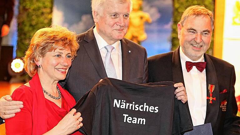 Christel und Bernhard Schlereth rahmen Horst Seehofer ein. Der Ministerpräsident zeichnete Frankens Fastnachtspräsidenten im Rahmen eines Staatsempfangs mit dem Bundesverdienstkreuz aus.