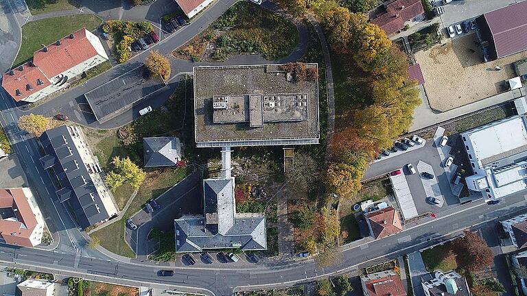 Luftbild       -  Blick aus der Vogelperspektive auf das Krankenhaus&ndash;Areal. In der Stadtratssitzung am Donnerstag will sich der Stadtrat mit der Zulässigkeit des Bürgerbegehrens auseinandersetzen.