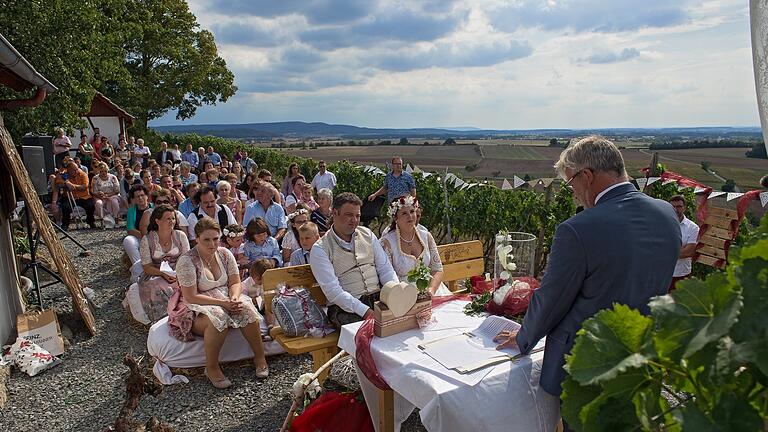 In traumhafter Umgebung in den Donnersdorfer Weinbergen gaben sich Nicole Weissenseel und Torsten Brendler das Ja-Wort.  Bürgermeister Klaus Schenk leitete die Zeremonie.