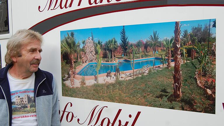 Reinhard Schatz kann den neuen Pool in Marrakesch nur auf Bildern anschauen. Sein Wohnmobil hat er mit bunten Werbeflächen beklebt.