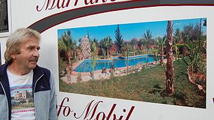 Reinhard Schatz kann den neuen Pool in Marrakesch nur auf Bildern anschauen. Sein Wohnmobil hat er mit bunten Werbeflächen beklebt.