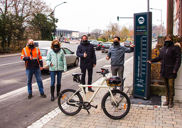 Archivbild Mitte Dezember 2020: An der Zählstele der Radachse 3, die am Hauptbahnhof vorbeiführt (von links): Oberstraßenmeister Stefan Bauer-Österlein, Bauingenieurin Julia Henneberger, Baureferent Benjamin Schneider, Radverkehrsbeauftragter AdrienCochet-Weinandt und Tiefbau-Chefin Annette Messerer.