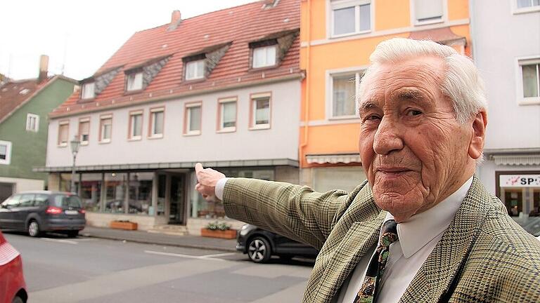 In diesem Haus in der Würzburger Straße befanden sich einst die  Buchbinderei mit Buchhandlung sowie der Krämerladen, den sein Vater Fritz nach dem Krieg von Frau Berger übernahm, erzählt Bruno Grasser.