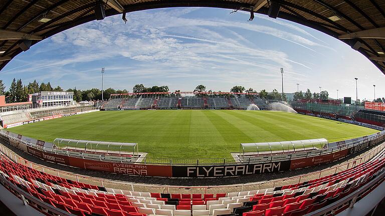 Viele Leute wollen ins Stadion: Im Vorfeld des Viertliga-Duells der Würzburger Kickers gegen den FC 05 Schweinfurt wurden allein bis zum frühen Abend des 22. März 3900 Karten verkauft.&nbsp;