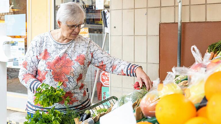 Neben dem klassischen Sortiment bietet Irene Eggers auch frisches Obst und Gemüse an. Wenn möglich, setze sie dabei auf regionale Produkte, sagt sie.