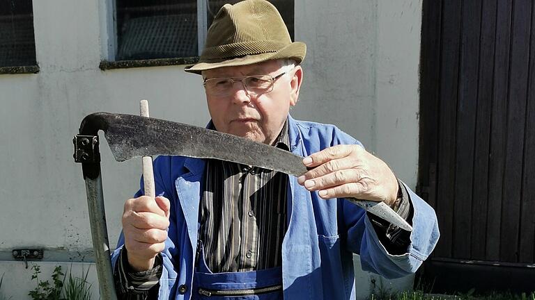 Oskar Bach lebt seit 60 Jahren auf seinem Aussiedlerhof, heute ist er damit beschäftigt die Grünflächen frei zu halten.