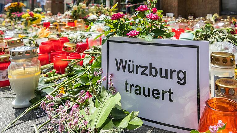 Bei dem Messerangriff in Würzburg am 25. Juni starben drei Frauen. Zahlreiche Menschen drückten in den Tagen danach ihr Mitgefühl aus und legten Blumen am Tatort nieder.