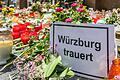 Bei dem Messerangriff in Würzburg am 25. Juni starben drei Frauen. Zahlreiche Menschen drückten in den Tagen danach ihr Mitgefühl aus und legten Blumen am Tatort nieder.