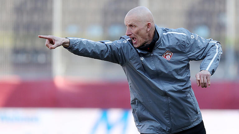 Trainer Ralf Santelli (FC Würzburger Kickers) hofft auf einen weiteren Sieg seiner Mannschaft. Trainer Ralf Santelli (FC Würzburger Kickers) hofft auf einen weiteren Sieg seiner Mannschaft.