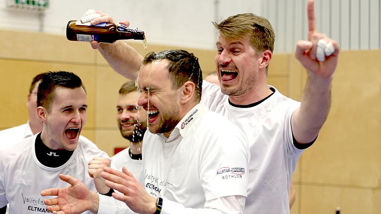 Bierdusche für Trainer Christian Kranz. 'Übeltäter' Marko Knauer (rechts) und auch Tobias Werner amüsieren sich tierisch. Bierdusche für Trainer Christian Kranz. 'Übeltäter' Marko Knauer (rechts) und auch Tobias Werner amüsieren sich tierisch.
