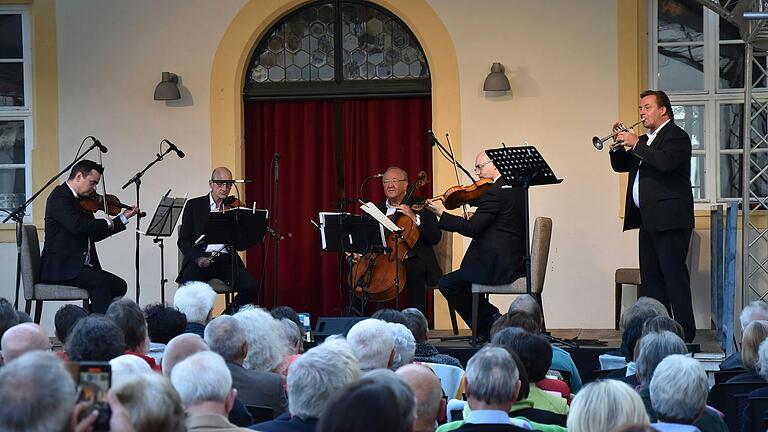 Das Frühlingskonzert mit Kronjuwelen zweier großer Epochen begeisterte unter freiem Himmel im Schlosshof von Oberschwappach.