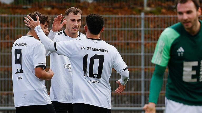 Beim Würzburger FV jubeln (von links) Fabio Hock, Torschütze Julian Wild und Adrian Istrefi nach dem 1:0 für die Nullvierer im Bayernliga-Heimspiel gegen die DJK Ammerthal.