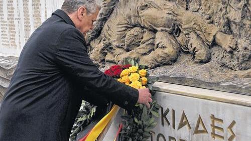 Ehre den Toten: Bundespräsident Joachim Gauck legte in Ligiades einen Kranz am Mahnmal für die Opfer der deutschen Wehrmacht nieder.