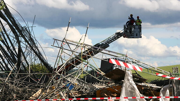 A7-Brücke stürzt ein       -  Bei Zeuzleben im Landkreis Schweinfurt ist am Nachmittag ein Teil der Schraudenbachbrücke eingestürzt. Die Polizei berichtet in ersten Meldungen von mehreren Toten und Verletzen.