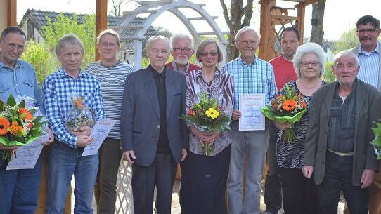 Zahlreiche Ehrungen gab es bei der Jahresversammlung der Kleingärtner Schweinfurter Kreuz. Das Foto zeigt (von links) Claudia Jüttner, Halina  Kusnierz, Jakob Pflüger (20), Zbigniew Chmura (20), Ulrike Bach, Horst Knorr,  Helmut Habermann (40), Vorsitzende Barbara Schmidt, Erich Hartmann, Stefan Volkmann, Rosemarie Härterich (20), Kurt Reinlein (20), den Ehrenvorsitzenden Hermann Korb, Eleonore Franzreb-Öztürk und Gerhard Kreß.