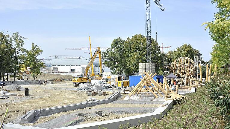 Holzgeräte zum Klettern und Rutschen werden gerade für den Bereich &bdquo;Spielen im Urmeer&ldquo; aufgebaut.