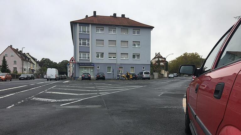 Die Straße am Schelmsrasen soll deutlich entsiegelt werden, mehr Bäume, eine Einbahnstraßen-Regelung kommen sowie die Umwidmung zur Fahrradstraße.