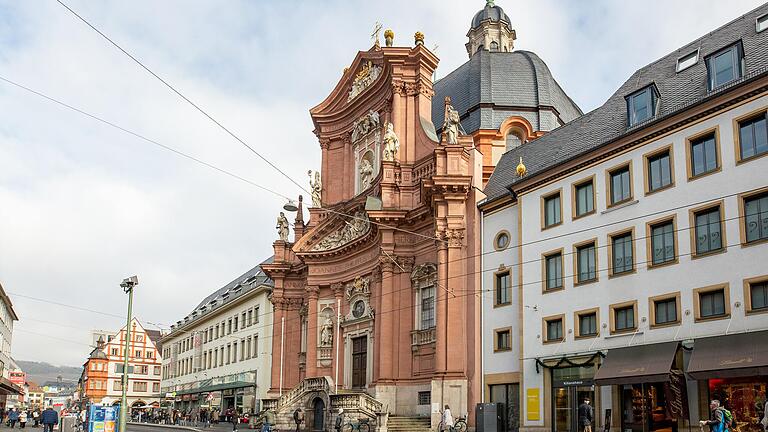 Wer die Gestaltung Neumünster-Fassade verstehen will, muss relativ nah daran entlanggehen.