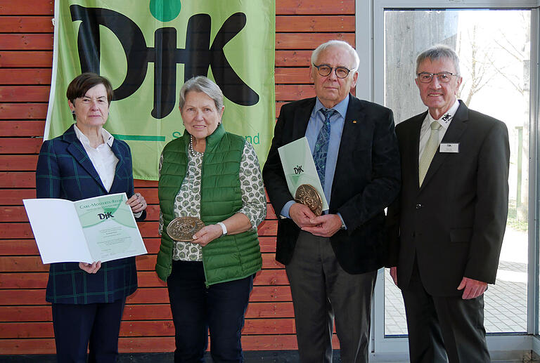 DJK-Bundesvorsitzende Elsbeth Beha (links) und DJK-Diözesanvorsitzender Edgar Lang (rechts) ehrten Gerlinde Geyer und Rudi Krebs (Zweite und Dritte von links) mit dem Carl-Mosterts-Relief. Die hohe Auszeichnung wurde ihnen für herausragende und langjährige Verdienste um die Ziele und Aufgaben des DJK-Sportverbands verliehen.