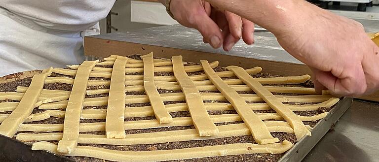 Wie alle seine Backwaren wird auch der Schlesische Mohnkuchen von Hand gefertigt.