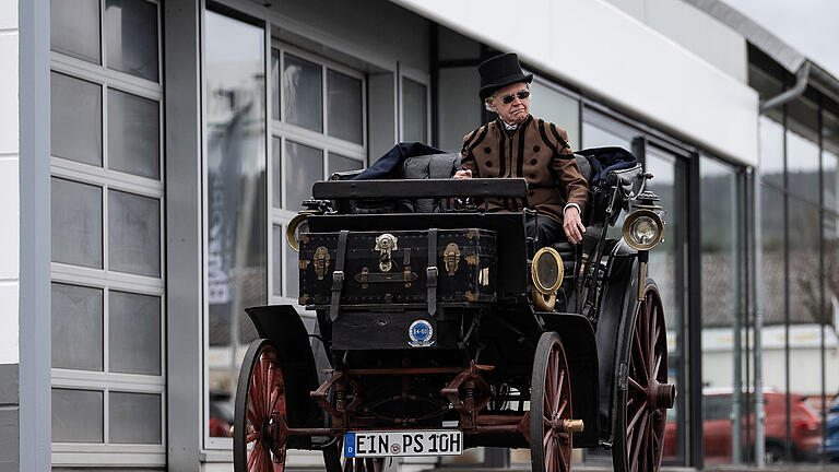 Benz Victoria Nummer 99 kommt auf den TÜV-Prüfstan.jpeg       -  Fast 130 Jahre alt, sehr schmale sechs PS – aber TÜV-Plakette: der Benz Victoria.