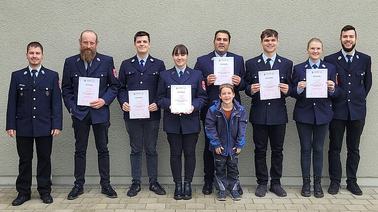 Auf dem Foto (von links): Kommandant Norman Pfeufer, Steve Wundes, Tobias Fröhlich, Alia Müller, Christian und Alessio Magnano, Luis Lummel, Lena Fröhlich, Zweiter Vorstand Sebastian Arnold.