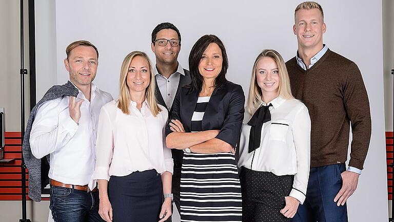 Neue Kleiderordnung bei der Sparkasse Mainfranken Würzburg: Mitarbeiter zeigen bei einem Foto-Shooting, wie das legere Outfit nun aussehen darf. Das Bild ist Teil eines &bdquo;Kleidungswegweisers&ldquo; der Sparkasse, den die Belegschaft im Intranet findet.